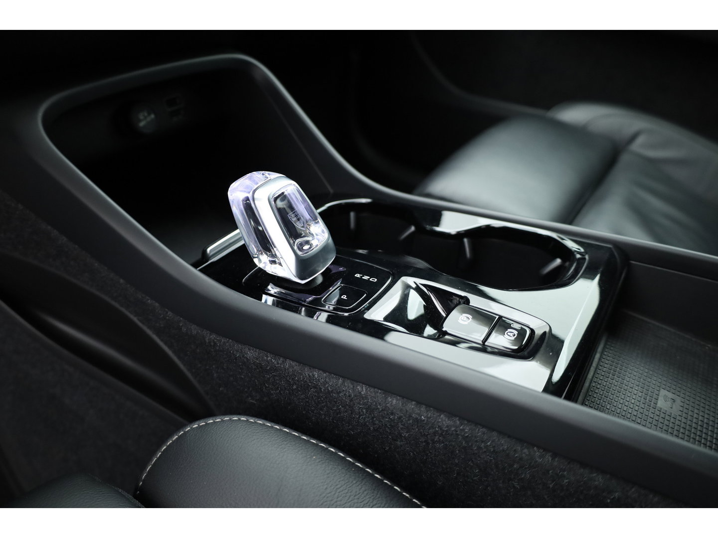 Volvo XC40 1.5 T5 Plug-in hybrid Plus Dark | Leer | ACC | Blis (dodehoek) | Harman & Kardon | Stoel + stuurverw. | verw. voorruit |
