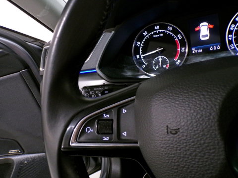 Škoda Superb Combi 1.5 TSI ACT Sportline Business Pano Apple-Carplay Leer Trekhaak Stoelverwarming Android-Auto Memory-seat DAB+