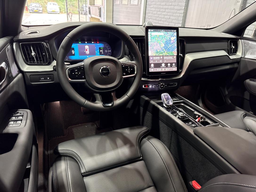 Volvo XC60 T6 Ultra Black Edition | 22 Inch | Bowers&Wilkins | Luchtvering | Trekhaak | 360° Camera | Stoelventilatie | Head-Up