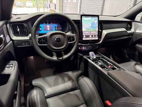 Volvo XC60 T6 Ultra Black Edition | 22 Inch | Bowers&Wilkins | Luchtvering | Trekhaak | 360° Camera | Stoelventilatie | Head-Up