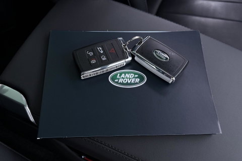 Land Rover Range Rover P550e HSE | Panoramadak | Meridian 3D | Shadow Exterior Pack | Massage | 360° Camera | 22 Inch