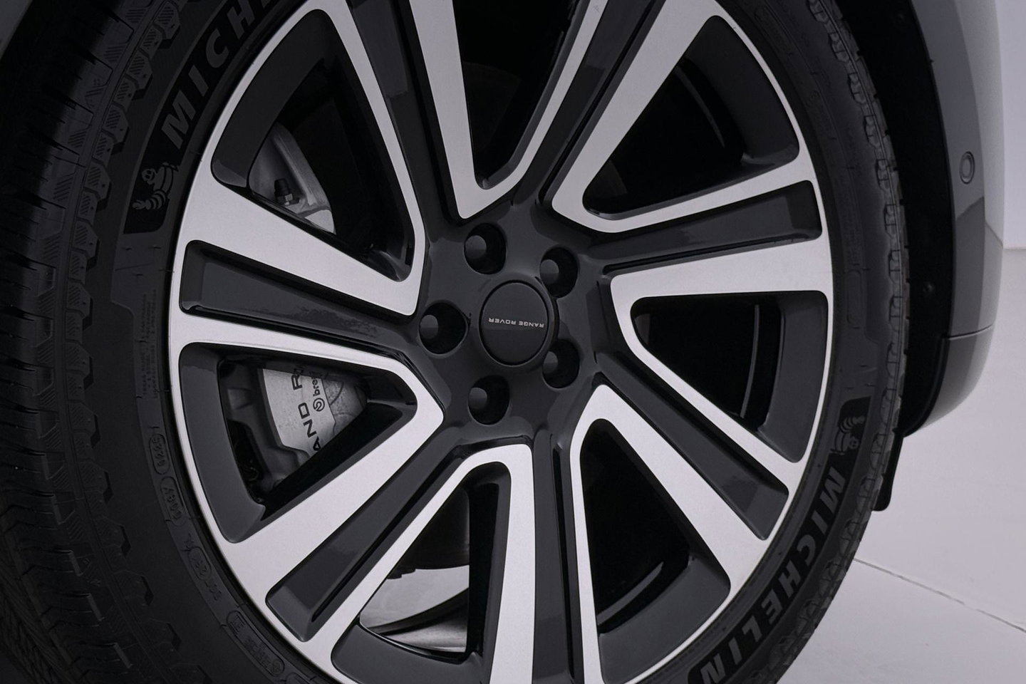 Land Rover Range Rover P550e HSE | Panoramadak | Meridian 3D | Shadow Exterior Pack | Massage | 360° Camera | 22 Inch