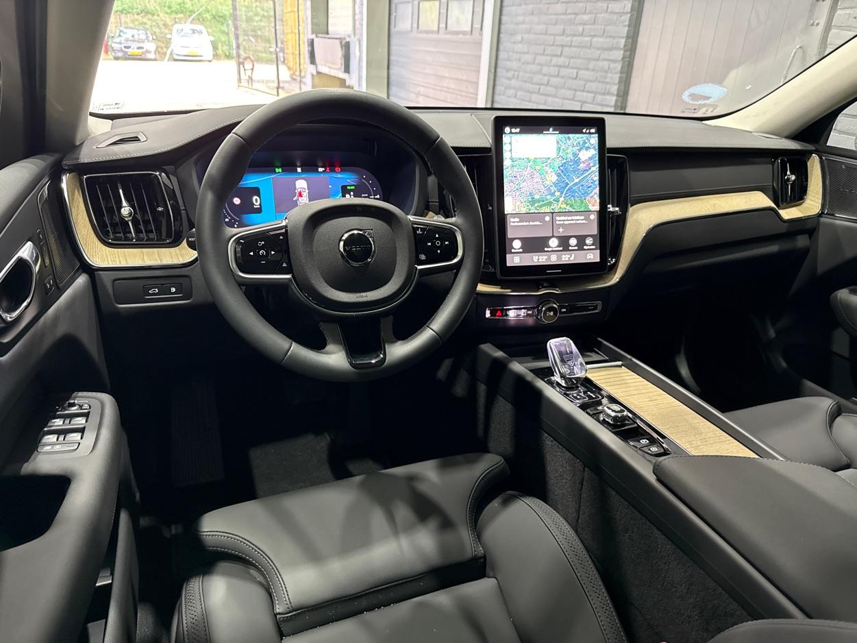 Volvo XC60 T8 Ultra Dark | Luchtvering | Harman/Kardon | Panoramadak | 360° Camera | Head-Up | Stoel+Stuurverwarming | ACC