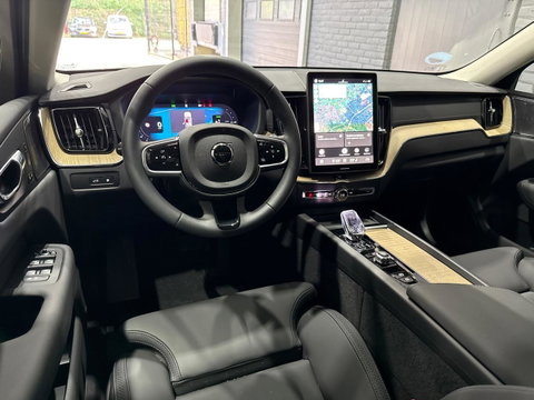 Volvo XC60 T8 Ultra Dark | Luchtvering | Harman/Kardon | Panoramadak | 360° Camera | Head-Up | Stoel+Stuurverwarming | ACC