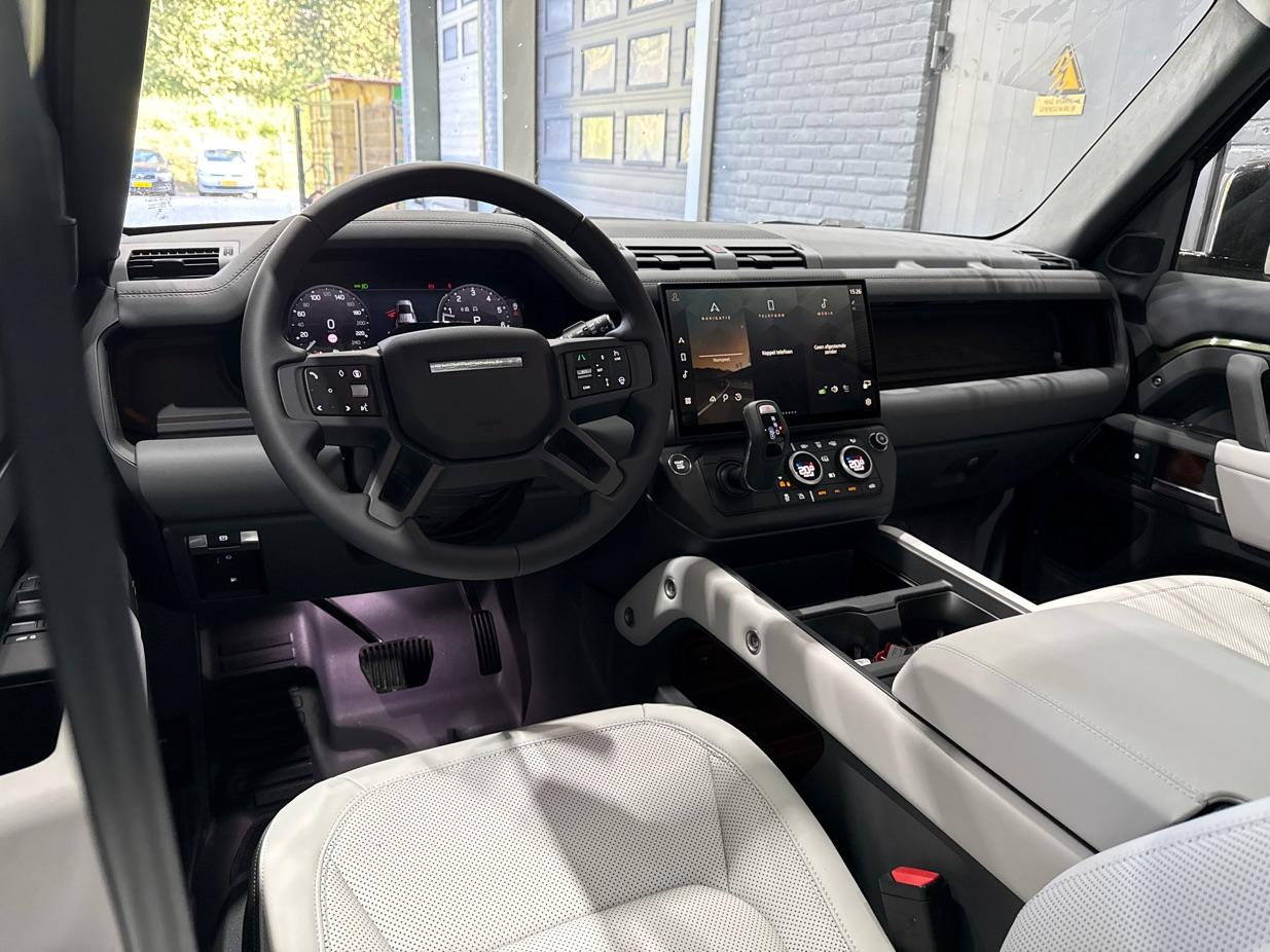 Land Rover Defender 2.0 P300e 110 X-Dynamic SE | Luchtvering | ClearSight | 360° Camera | Panoramadak | Trekhaak | Koelbox | Memory