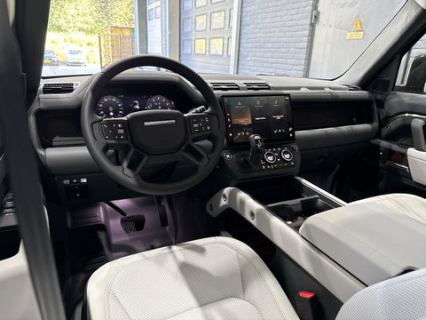 Land Rover Defender 2.0 P300e 110 X-Dynamic SE | Luchtvering | ClearSight | 360° Camera | Panoramadak | Trekhaak | Koelbox | Memory