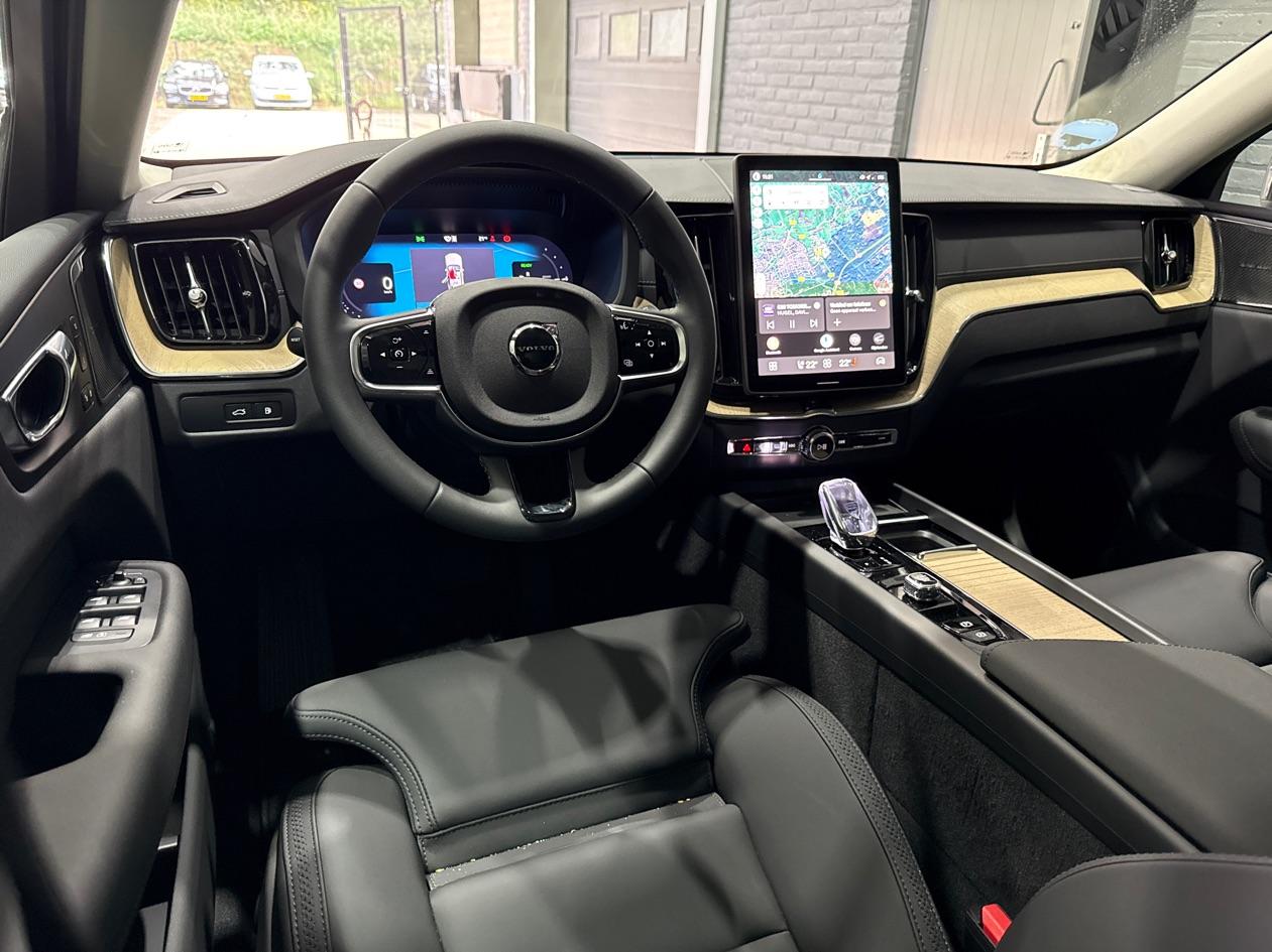 Volvo XC60 T8 Ultra Dark | Harman/Kardon | Trekhaak | Panoramadak | 360° Camera | Head-Up | Stoel+Stuurverwarming | ACC