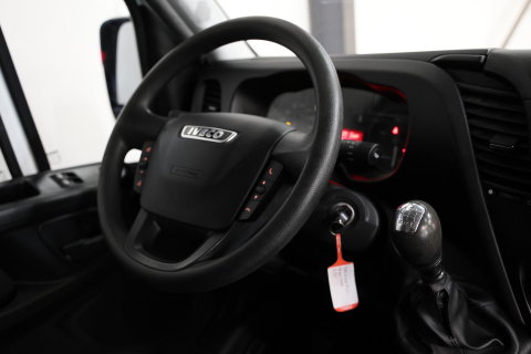 Iveco Daily 35C14V 2.3 352 L2H2 DUBBEL LUCHT 3500KG TREKHAAK