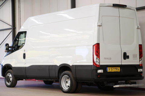 Iveco Daily 35C14V 2.3 352 L2H2 DUBBEL LUCHT 3500KG TREKHAAK