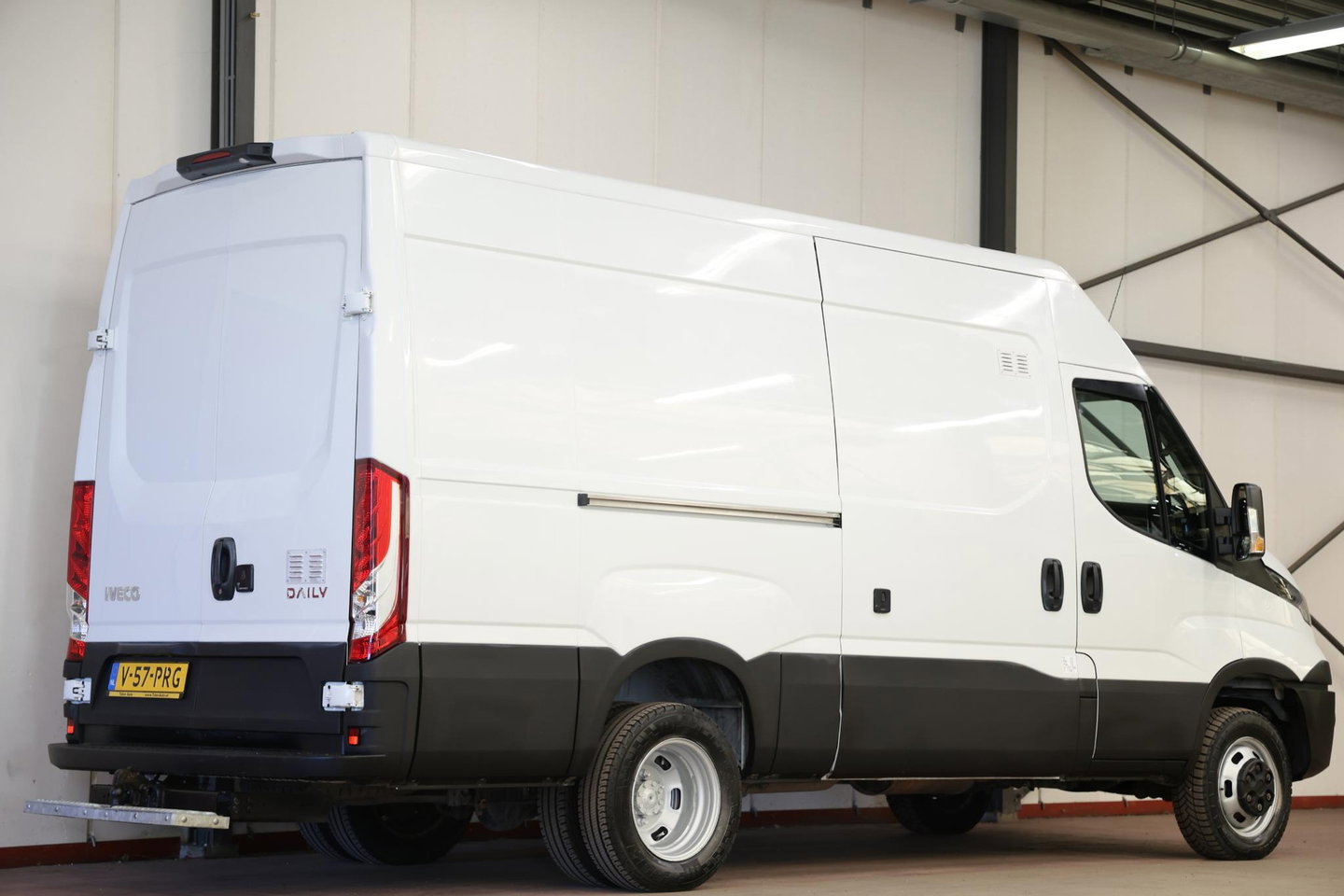 Iveco Daily 35C14V 2.3 352 L2H2 DUBBEL LUCHT 3500KG TREKHAAK