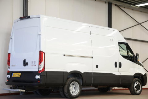 Iveco Daily 35C14V 2.3 352 L2H2 DUBBEL LUCHT 3500KG TREKHAAK