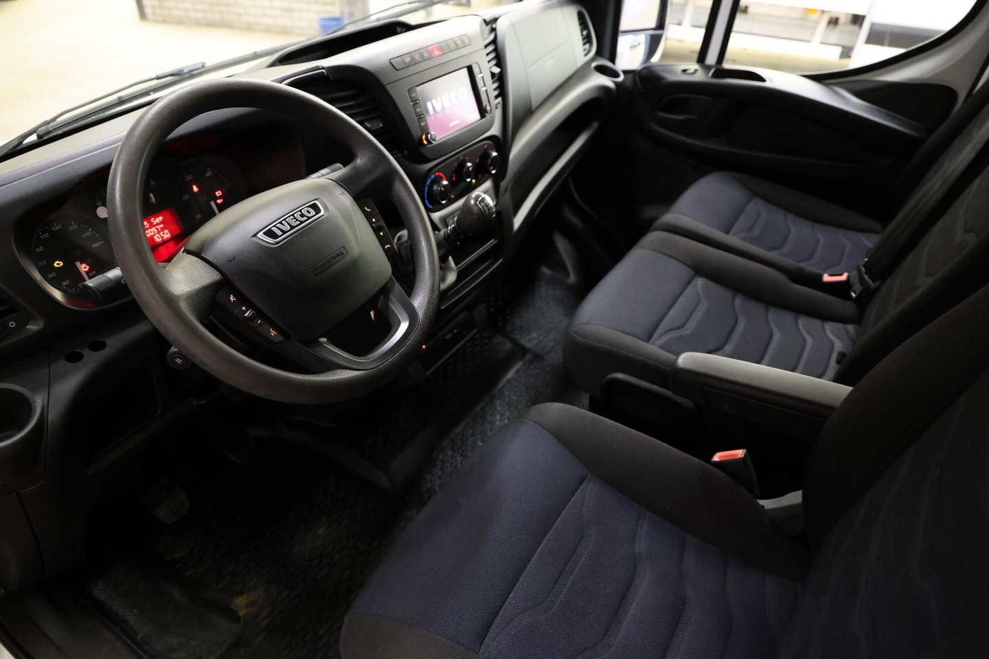 Iveco Daily 35C14V 2.3 352 L2H2 DUBBEL LUCHT 3500KG TREKHAAK