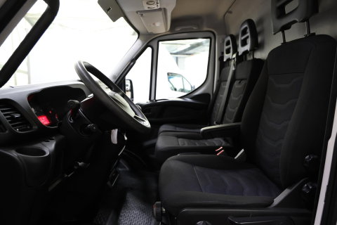 Iveco Daily 35C14V 2.3 352 L2H2 DUBBEL LUCHT 3500KG TREKHAAK