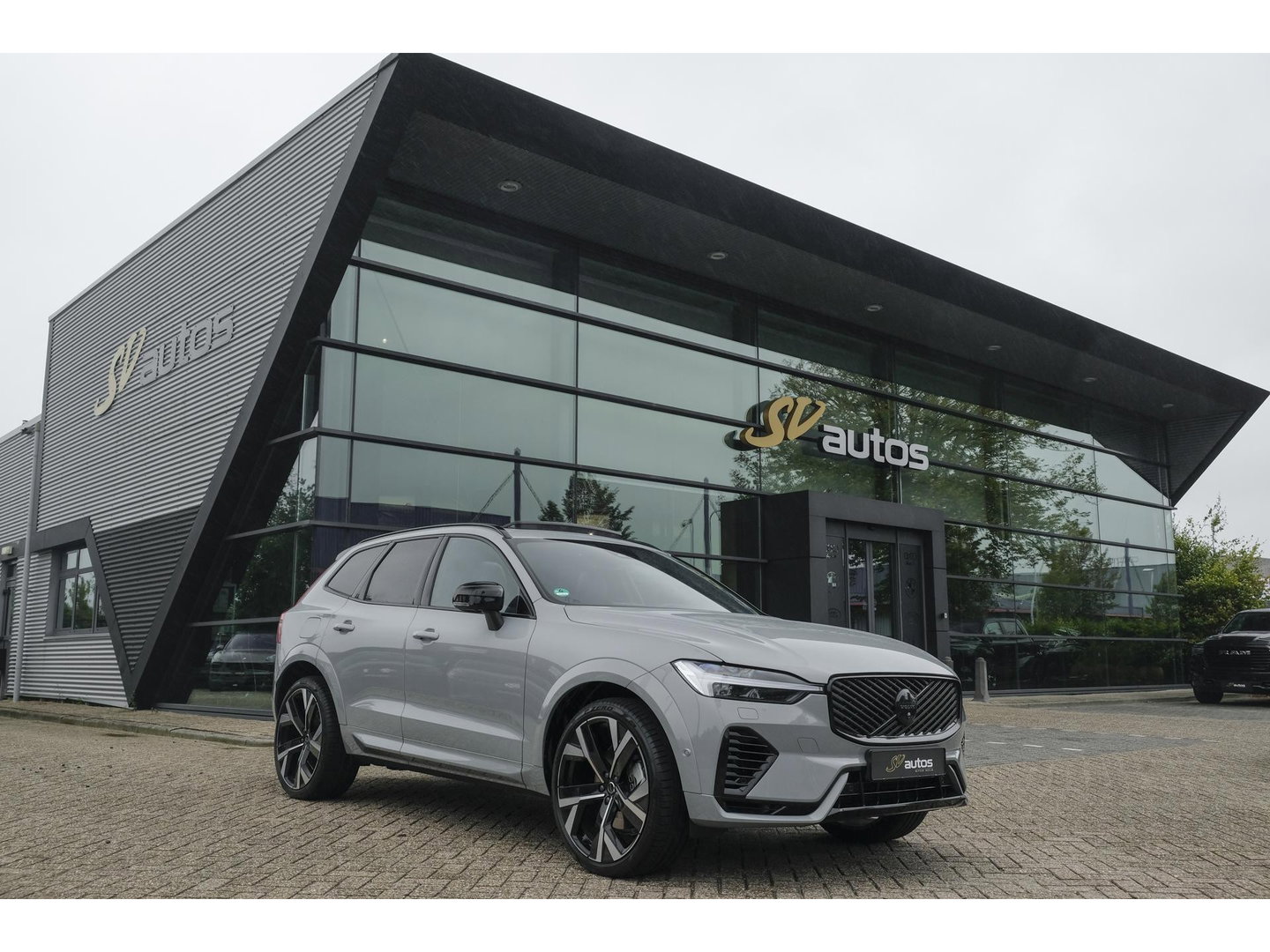 Volvo XC60 2.0 T8 455pk Plus Black edition Panoramadak *BTW* Styling pack 22" LMV Harman/Kardon Bomvol!!