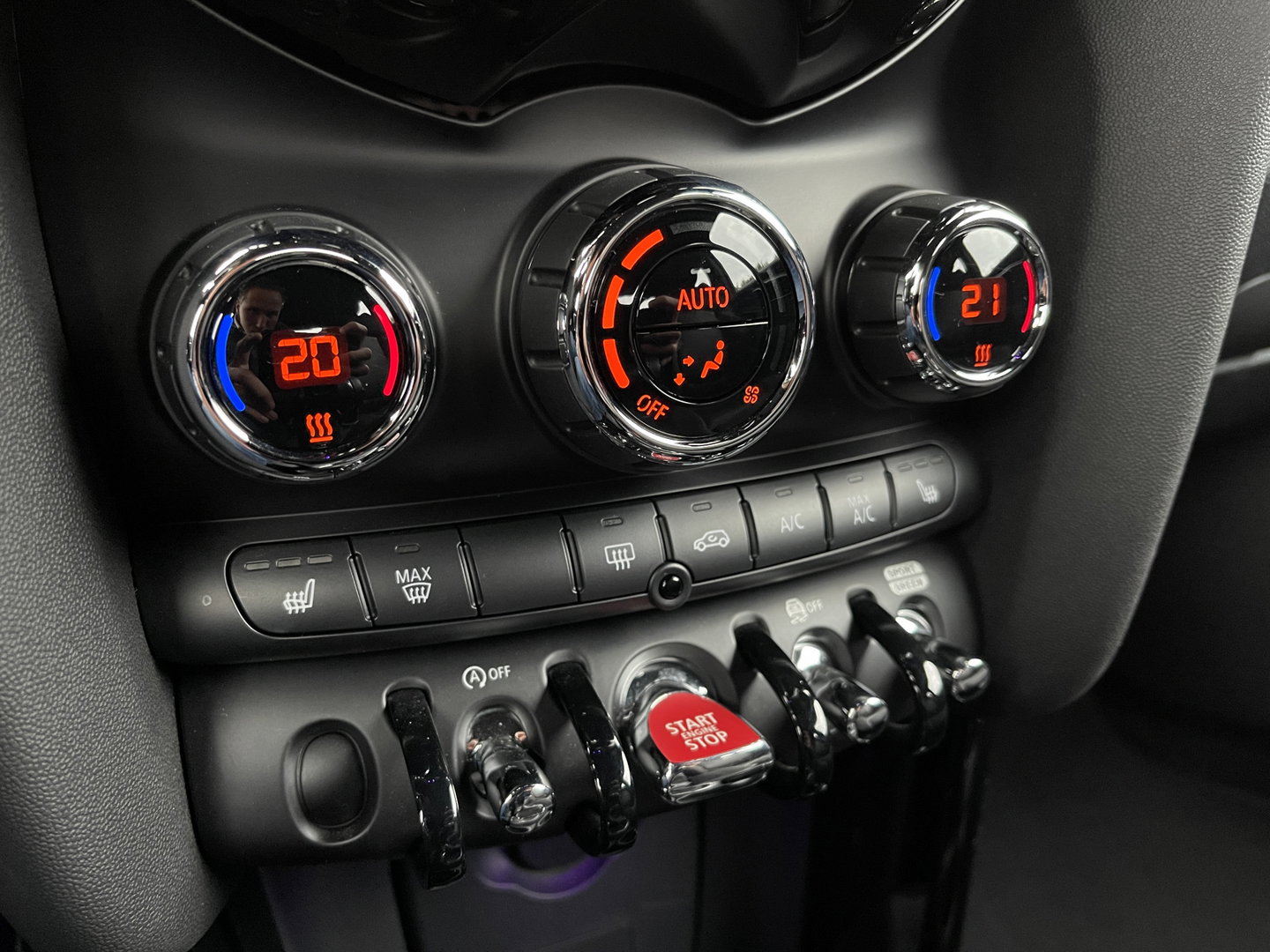 MINI 3-deurs 1.5 Cooper Chili | Origineel Nederlands | NAP | Keyless go/entry | Stoelverwarming | Airconditioning | Bluetooth | Rijmodus Regeling | Zwarte Hemel |