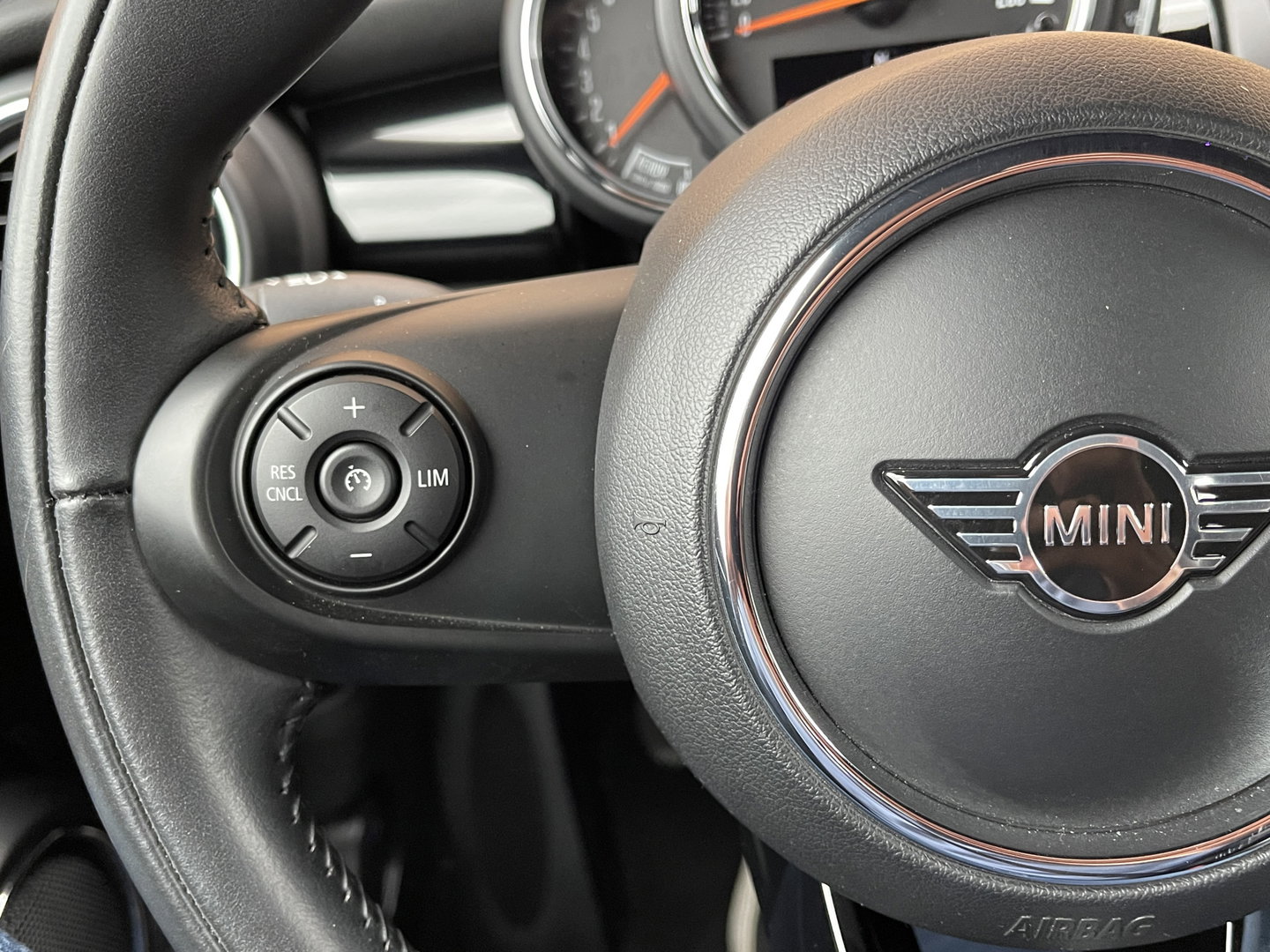 MINI 3-deurs 1.5 Cooper Chili | Origineel Nederlands | NAP | Keyless go/entry | Stoelverwarming | Airconditioning | Bluetooth | Rijmodus Regeling | Zwarte Hemel |