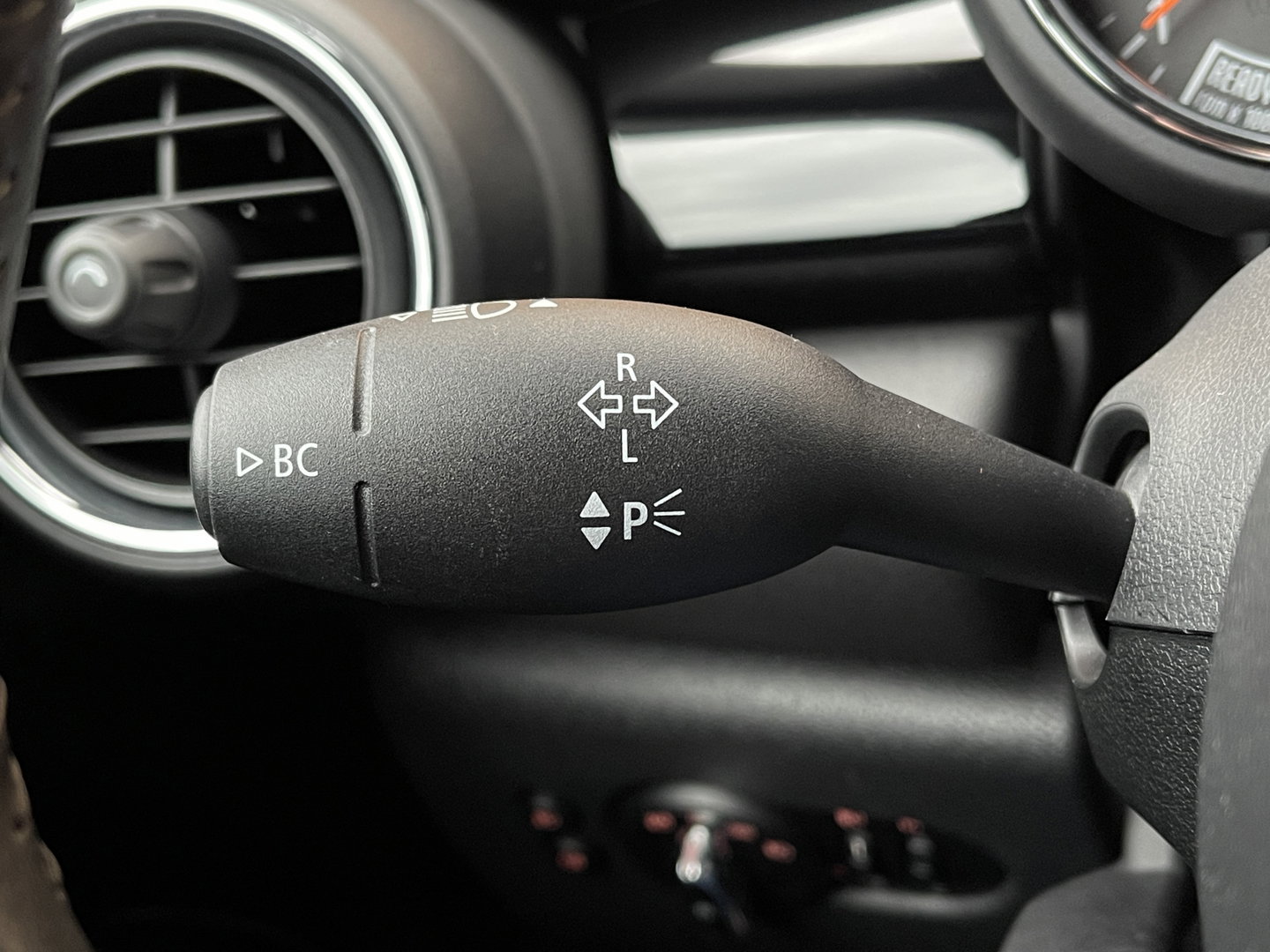 MINI 3-deurs 1.5 Cooper Chili | Origineel Nederlands | NAP | Keyless go/entry | Stoelverwarming | Airconditioning | Bluetooth | Rijmodus Regeling | Zwarte Hemel |