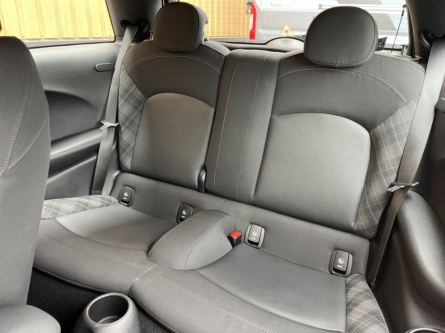 MINI 3-deurs 1.5 Cooper Chili | Origineel Nederlands | NAP | Keyless go/entry | Stoelverwarming | Airconditioning | Bluetooth | Rijmodus Regeling | Zwarte Hemel |