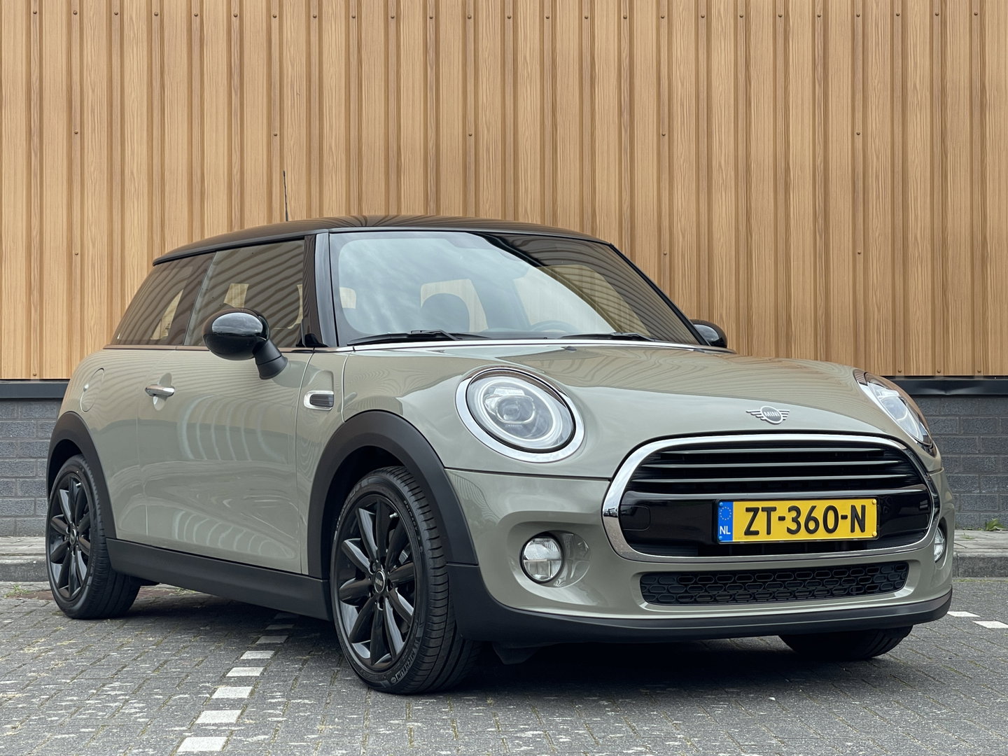 MINI 3-deurs 1.5 Cooper Chili | Origineel Nederlands | NAP | Keyless go/entry | Stoelverwarming | Airconditioning | Bluetooth | Rijmodus Regeling | Zwarte Hemel |