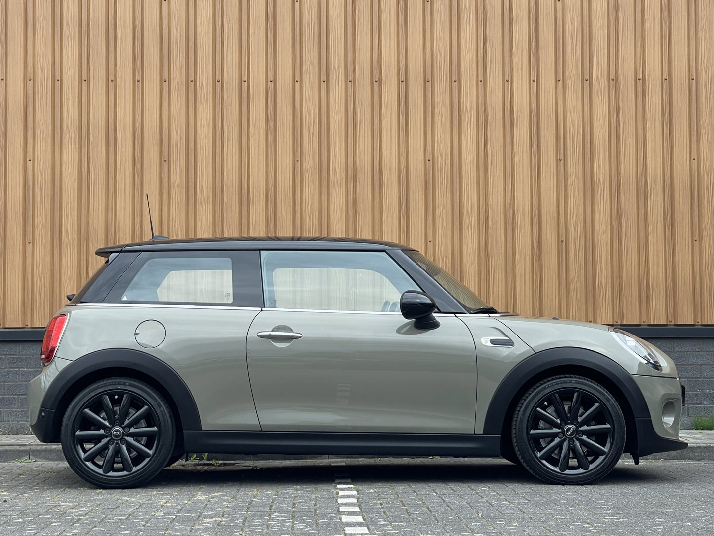 MINI 3-deurs 1.5 Cooper Chili | Origineel Nederlands | NAP | Keyless go/entry | Stoelverwarming | Airconditioning | Bluetooth | Rijmodus Regeling | Zwarte Hemel |