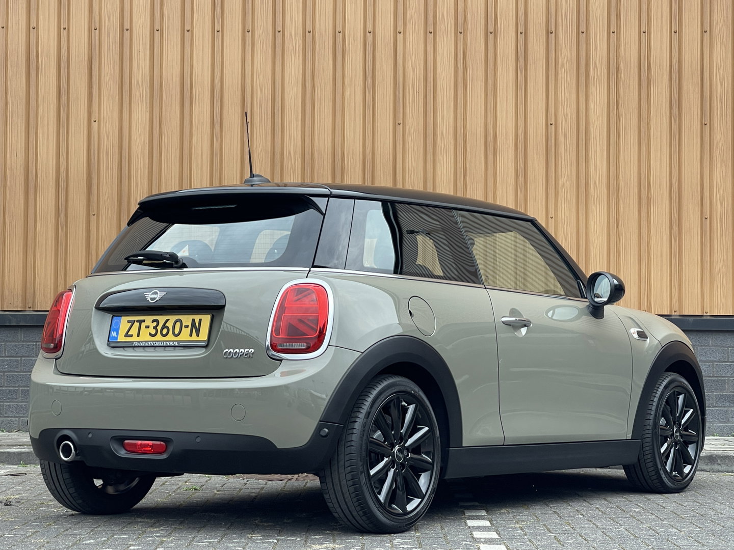 MINI 3-deurs 1.5 Cooper Chili | Origineel Nederlands | NAP | Keyless go/entry | Stoelverwarming | Airconditioning | Bluetooth | Rijmodus Regeling | Zwarte Hemel |