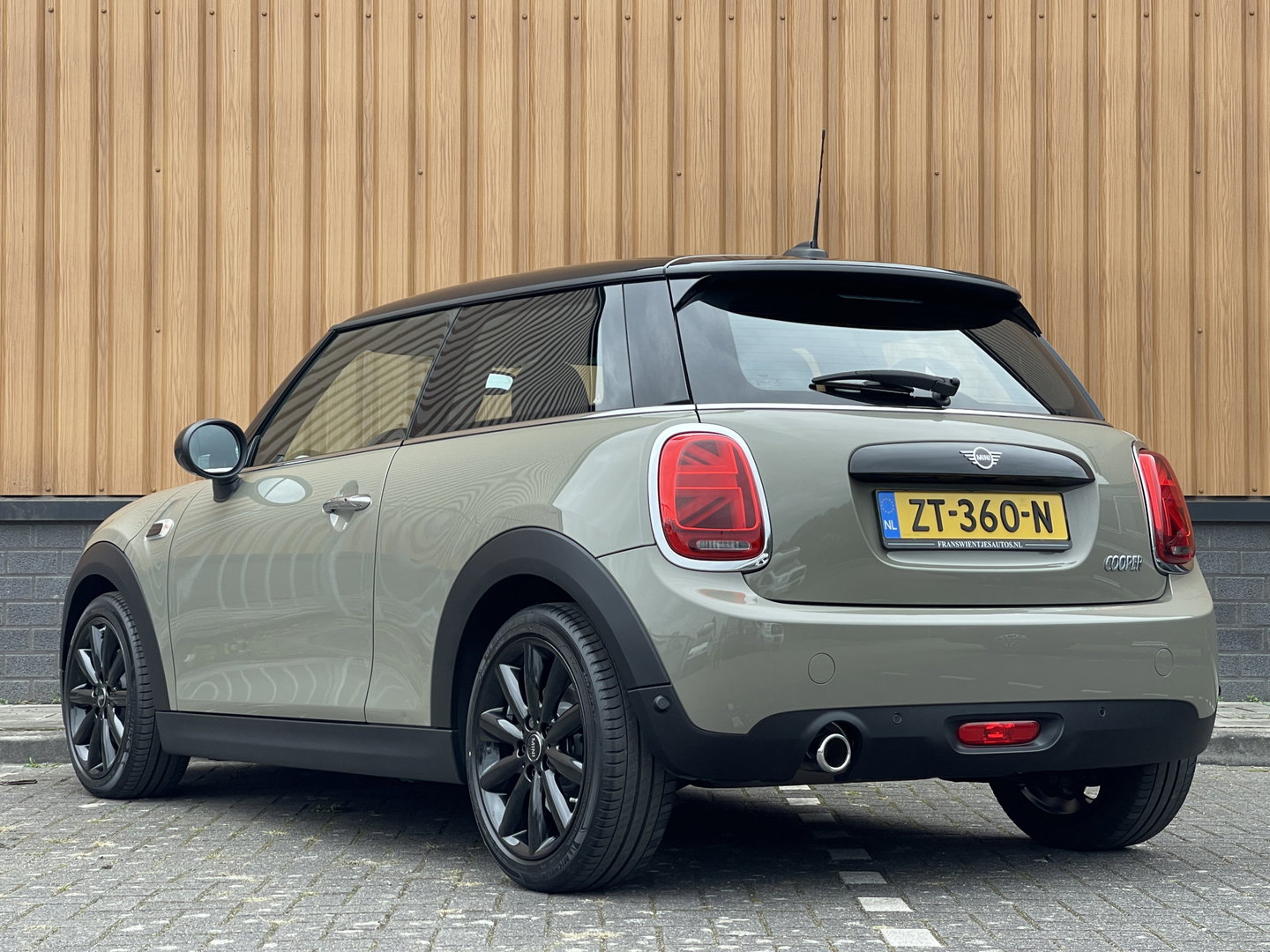 MINI 3-deurs 1.5 Cooper Chili | Origineel Nederlands | NAP | Keyless go/entry | Stoelverwarming | Airconditioning | Bluetooth | Rijmodus Regeling | Zwarte Hemel |