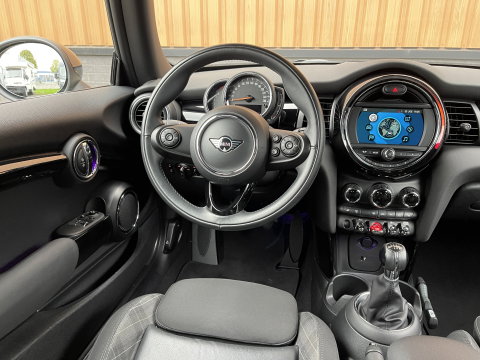 MINI 3-deurs 1.5 Cooper Chili | Origineel Nederlands | NAP | Keyless go/entry | Stoelverwarming | Airconditioning | Bluetooth | Rijmodus Regeling | Zwarte Hemel |