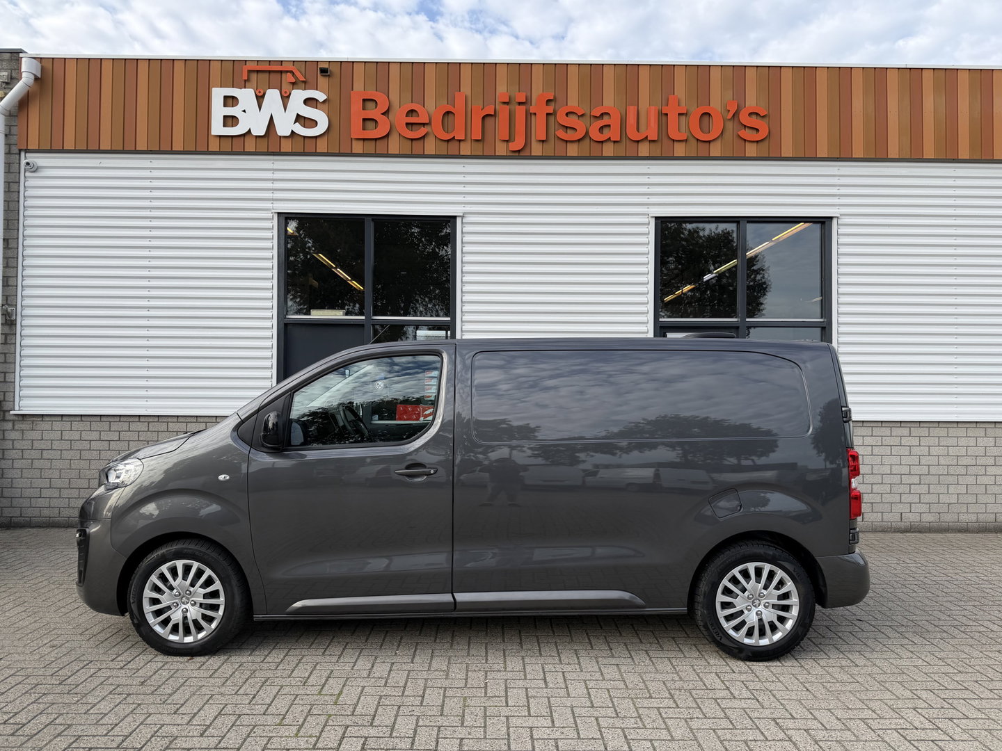 Peugeot Expert 2.0 BlueHDI 145pk automaat S&S L2H1 / vaste prijs rijklaar € 19.950 ex btw / euro 6 / bpm vrij / lease vanaf € 336 / grijs metallic / achteruit rijcamera / trekhaak 2300 kg !