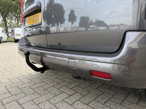 Peugeot Expert 2.0 BlueHDI 145pk automaat S&S L2H1 / vaste prijs rijklaar € 19.950 ex btw / euro 6 / bpm vrij / lease vanaf € 336 / grijs metallic / achteruit rijcamera / trekhaak 2300 kg !