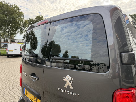 Peugeot Expert 2.0 BlueHDI 145pk automaat S&S L2H1 / vaste prijs rijklaar € 19.950 ex btw / euro 6 / bpm vrij / lease vanaf € 336 / grijs metallic / achteruit rijcamera / trekhaak 2300 kg !
