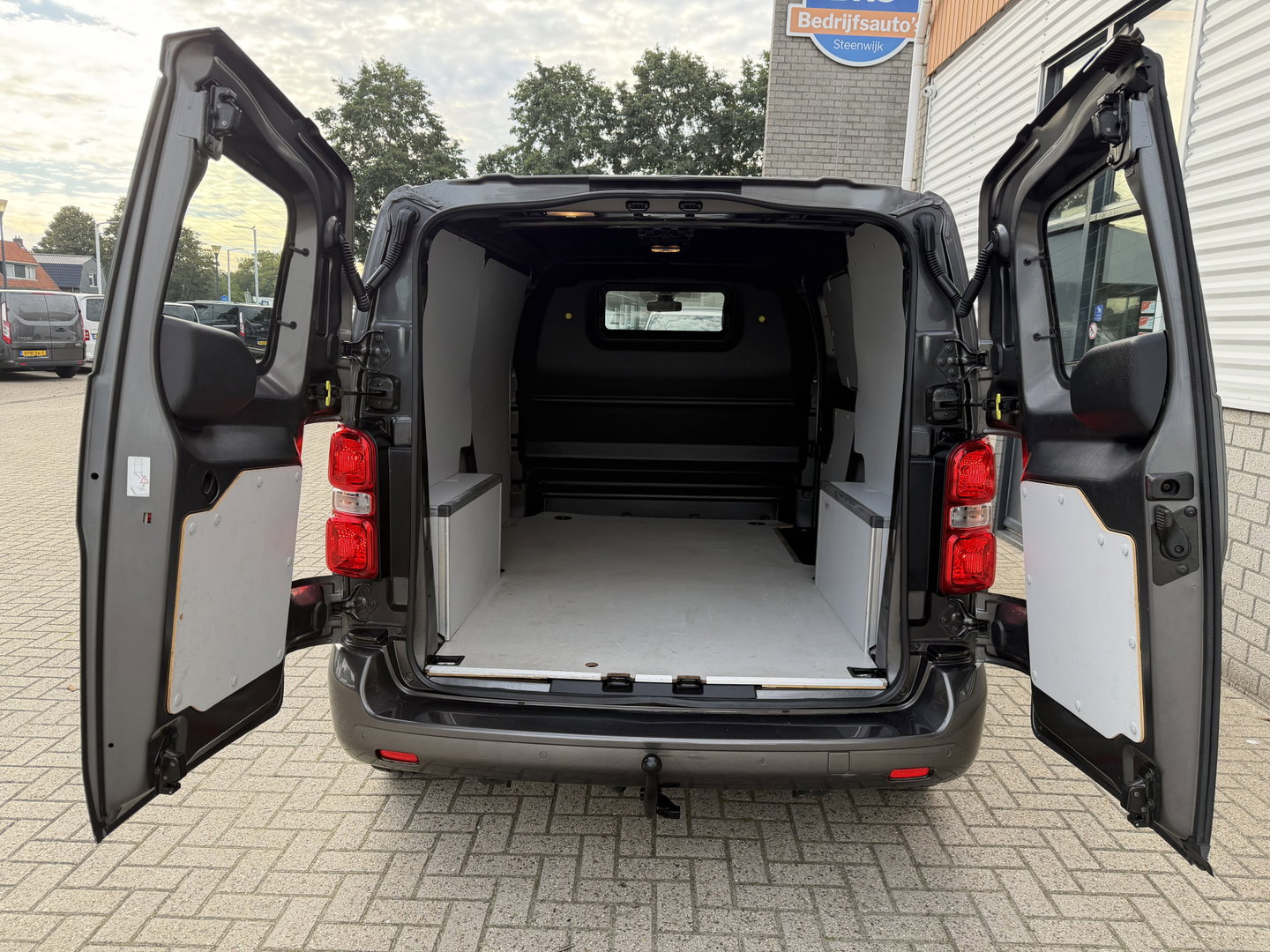 Peugeot Expert 2.0 BlueHDI 145pk automaat S&S L2H1 / vaste prijs rijklaar € 19.950 ex btw / euro 6 / bpm vrij / lease vanaf € 336 / grijs metallic / achteruit rijcamera / trekhaak 2300 kg !