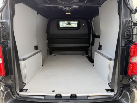 Peugeot Expert 2.0 BlueHDI 145pk automaat S&S L2H1 / vaste prijs rijklaar € 19.950 ex btw / euro 6 / bpm vrij / lease vanaf € 336 / grijs metallic / achteruit rijcamera / trekhaak 2300 kg !