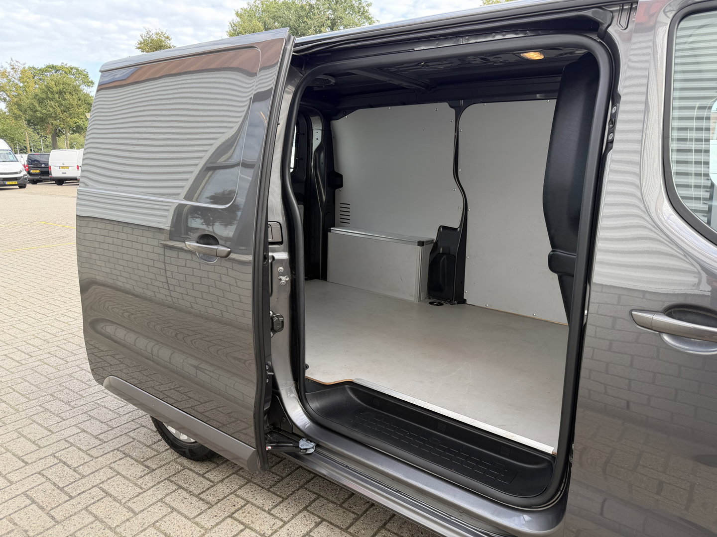 Peugeot Expert 2.0 BlueHDI 145pk automaat S&S L2H1 / vaste prijs rijklaar € 19.950 ex btw / euro 6 / bpm vrij / lease vanaf € 336 / grijs metallic / achteruit rijcamera / trekhaak 2300 kg !
