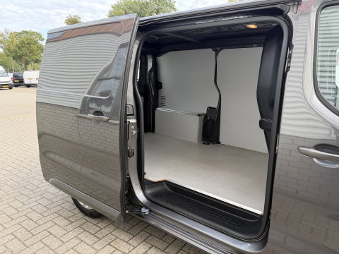 Peugeot Expert 2.0 BlueHDI 145pk automaat S&S L2H1 / vaste prijs rijklaar € 19.950 ex btw / euro 6 / bpm vrij / lease vanaf € 336 / grijs metallic / achteruit rijcamera / trekhaak 2300 kg !