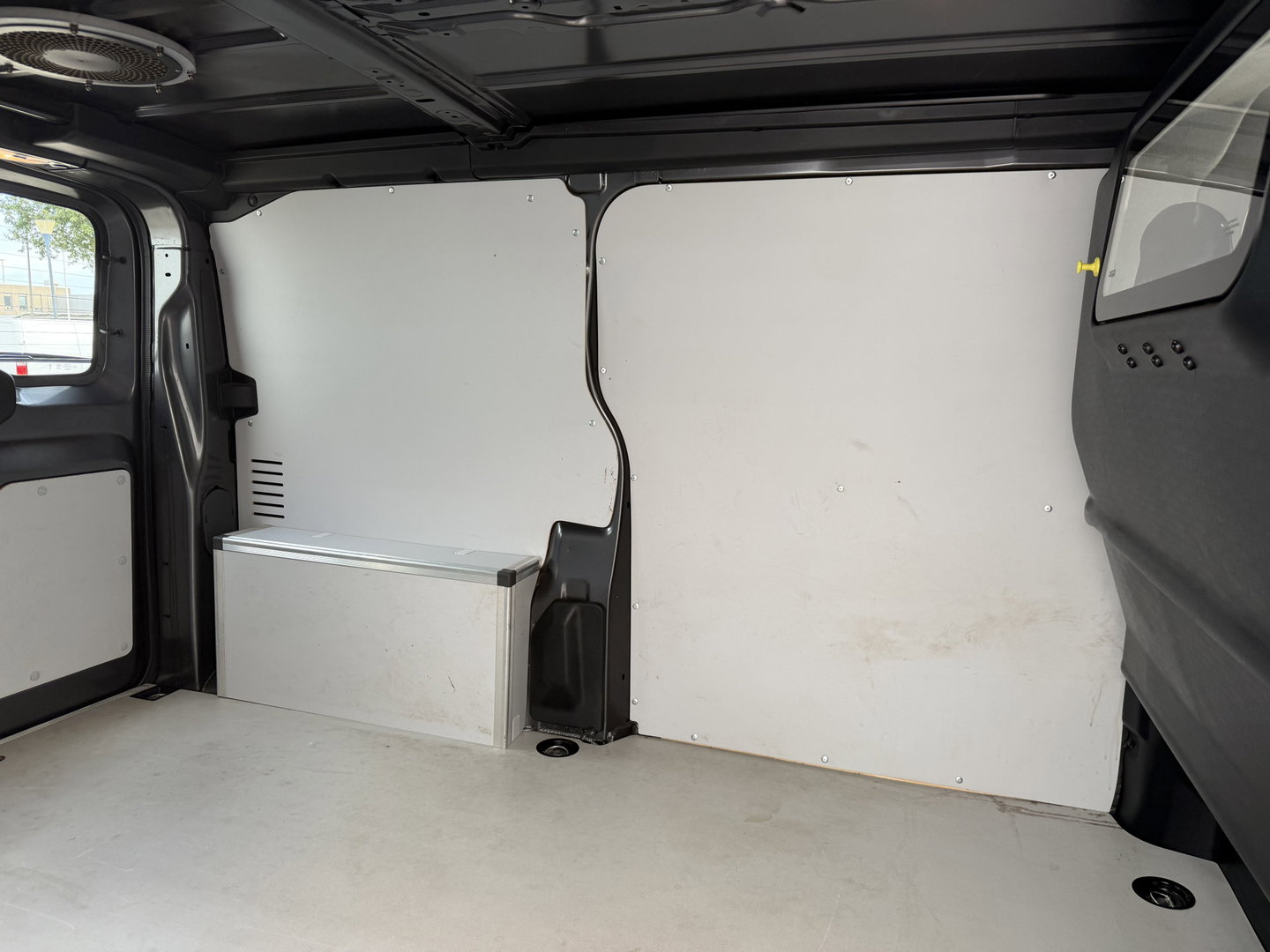 Peugeot Expert 2.0 BlueHDI 145pk automaat S&S L2H1 / vaste prijs rijklaar € 19.950 ex btw / euro 6 / bpm vrij / lease vanaf € 336 / grijs metallic / achteruit rijcamera / trekhaak 2300 kg !