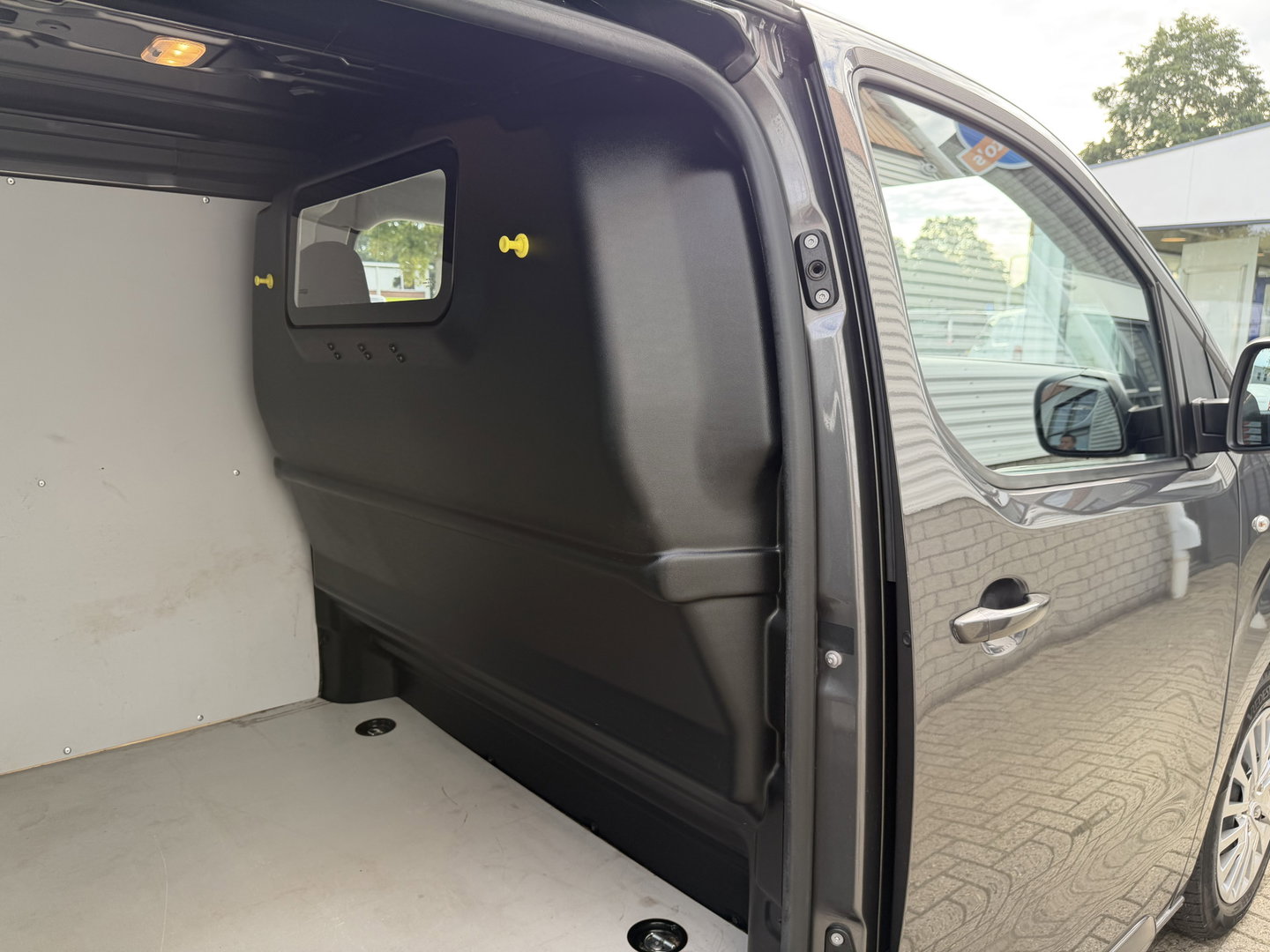 Peugeot Expert 2.0 BlueHDI 145pk automaat S&S L2H1 / vaste prijs rijklaar € 19.950 ex btw / euro 6 / bpm vrij / lease vanaf € 336 / grijs metallic / achteruit rijcamera / trekhaak 2300 kg !