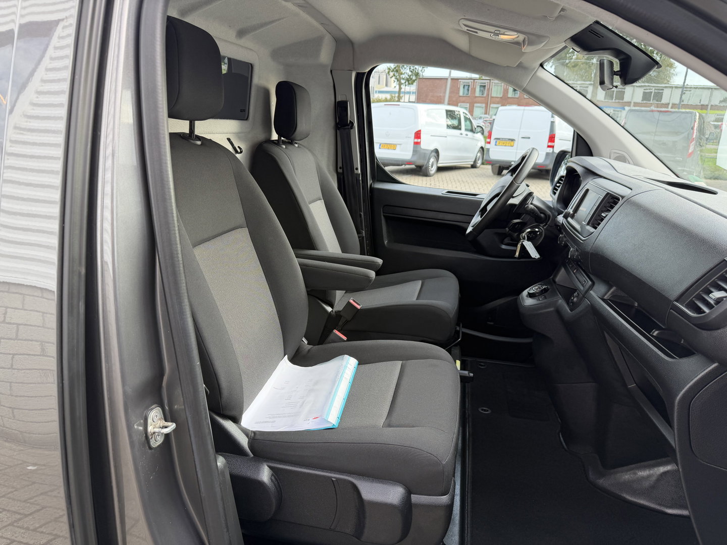 Peugeot Expert 2.0 BlueHDI 145pk automaat S&S L2H1 / vaste prijs rijklaar € 19.950 ex btw / euro 6 / bpm vrij / lease vanaf € 336 / grijs metallic / achteruit rijcamera / trekhaak 2300 kg !