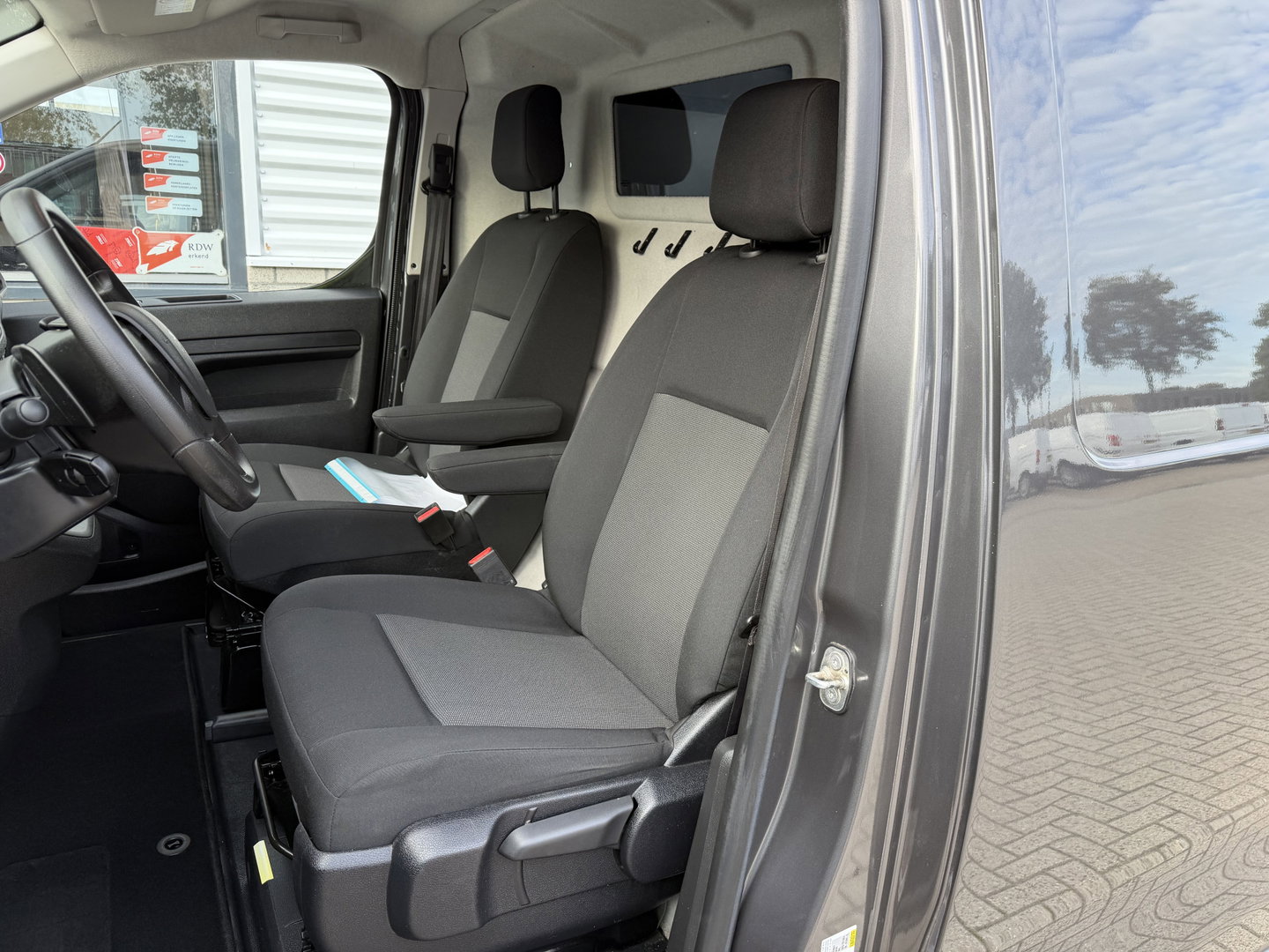 Peugeot Expert 2.0 BlueHDI 145pk automaat S&S L2H1 / vaste prijs rijklaar € 19.950 ex btw / euro 6 / bpm vrij / lease vanaf € 336 / grijs metallic / achteruit rijcamera / trekhaak 2300 kg !