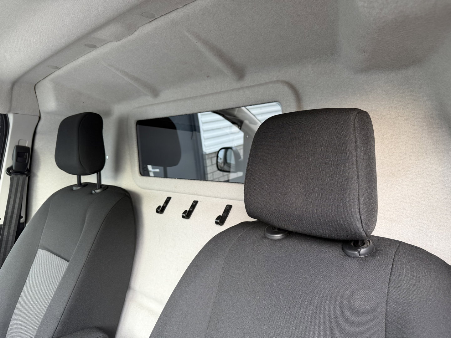 Peugeot Expert 2.0 BlueHDI 145pk automaat S&S L2H1 / vaste prijs rijklaar € 19.950 ex btw / euro 6 / bpm vrij / lease vanaf € 336 / grijs metallic / achteruit rijcamera / trekhaak 2300 kg !