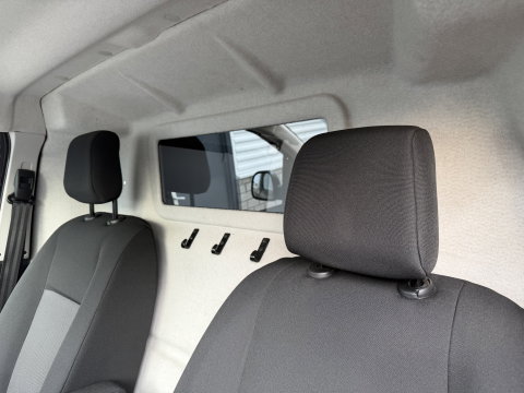 Peugeot Expert 2.0 BlueHDI 145pk automaat S&S L2H1 / vaste prijs rijklaar € 19.950 ex btw / euro 6 / bpm vrij / lease vanaf € 336 / grijs metallic / achteruit rijcamera / trekhaak 2300 kg !