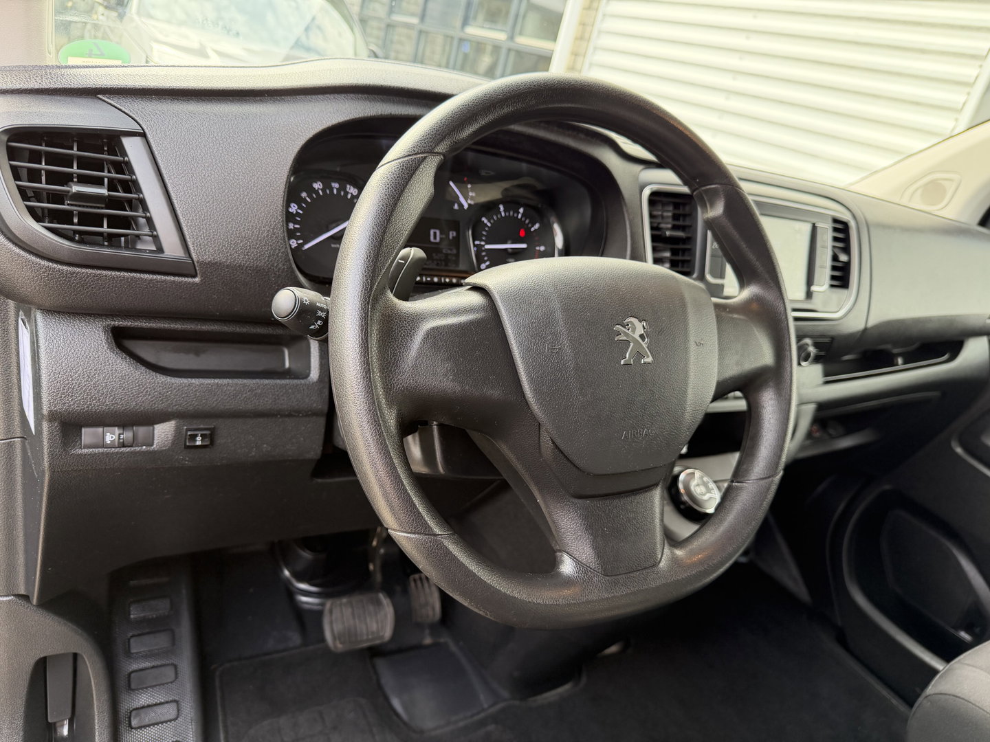Peugeot Expert 2.0 BlueHDI 145pk automaat S&S L2H1 / vaste prijs rijklaar € 19.950 ex btw / euro 6 / bpm vrij / lease vanaf € 336 / grijs metallic / achteruit rijcamera / trekhaak 2300 kg !