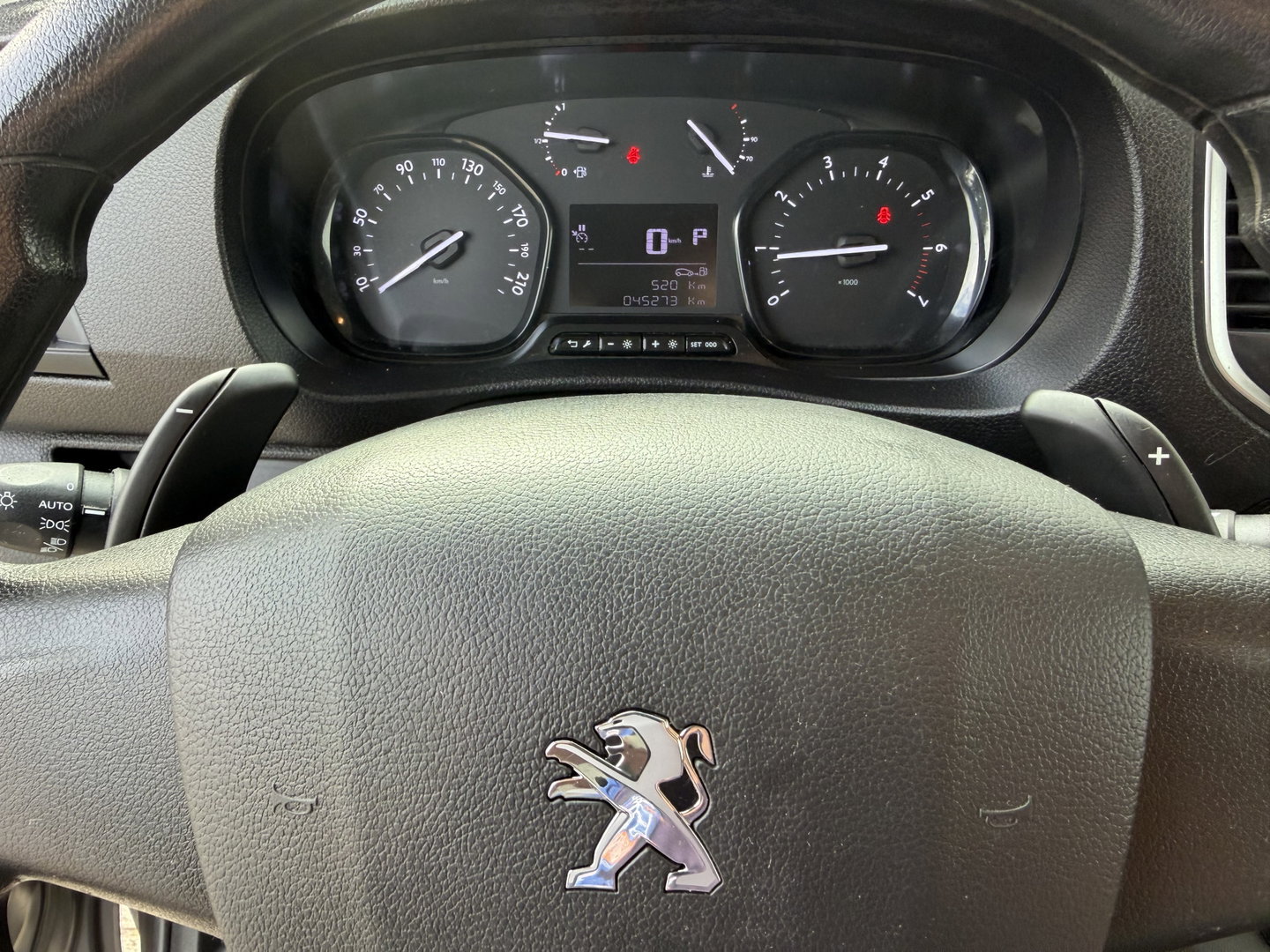 Peugeot Expert 2.0 BlueHDI 145pk automaat S&S L2H1 / vaste prijs rijklaar € 19.950 ex btw / euro 6 / bpm vrij / lease vanaf € 336 / grijs metallic / achteruit rijcamera / trekhaak 2300 kg !
