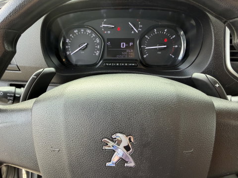Peugeot Expert 2.0 BlueHDI 145pk automaat S&S L2H1 / vaste prijs rijklaar € 19.950 ex btw / euro 6 / bpm vrij / lease vanaf € 336 / grijs metallic / achteruit rijcamera / trekhaak 2300 kg !