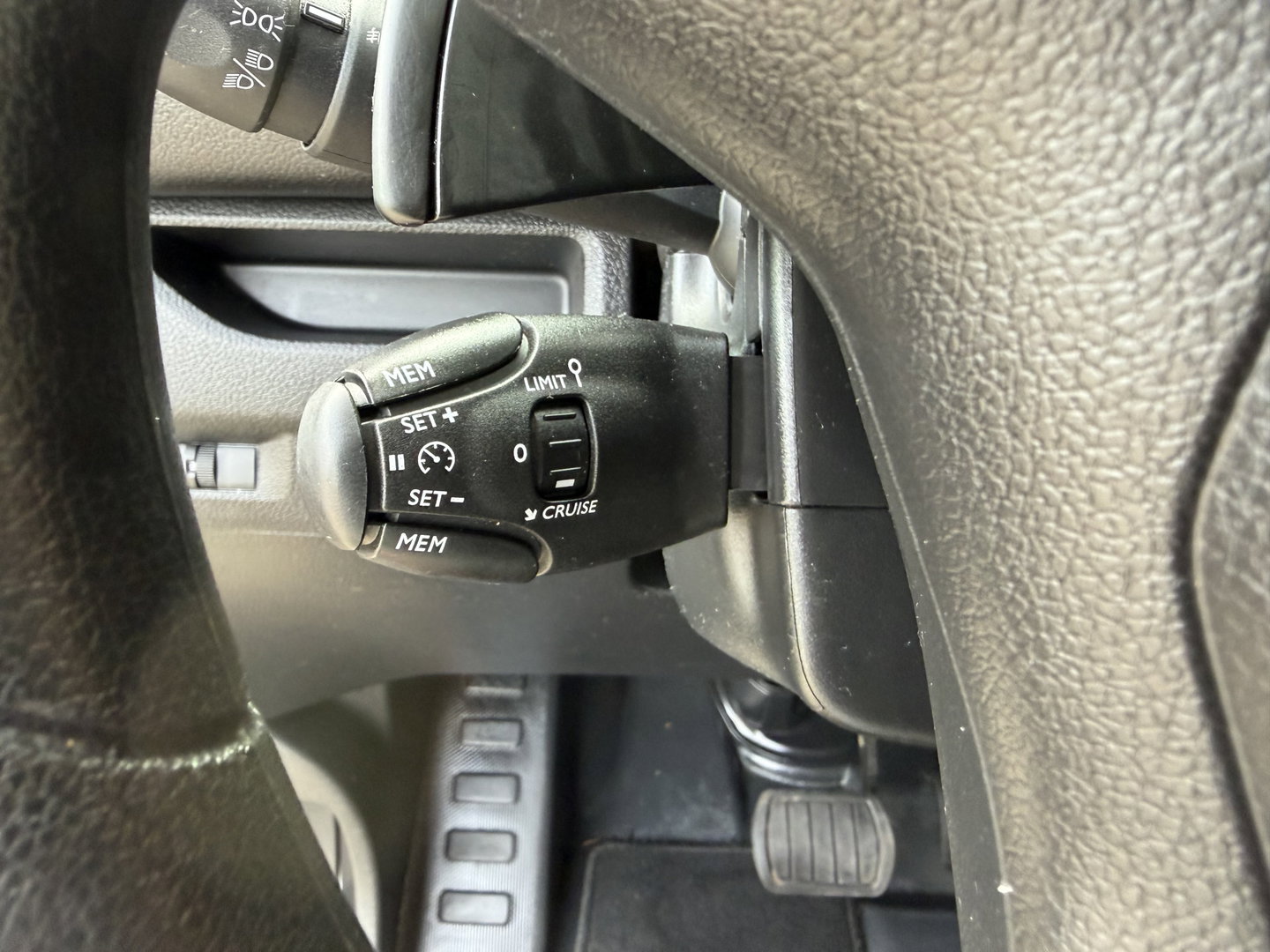Peugeot Expert 2.0 BlueHDI 145pk automaat S&S L2H1 / vaste prijs rijklaar € 19.950 ex btw / euro 6 / bpm vrij / lease vanaf € 336 / grijs metallic / achteruit rijcamera / trekhaak 2300 kg !