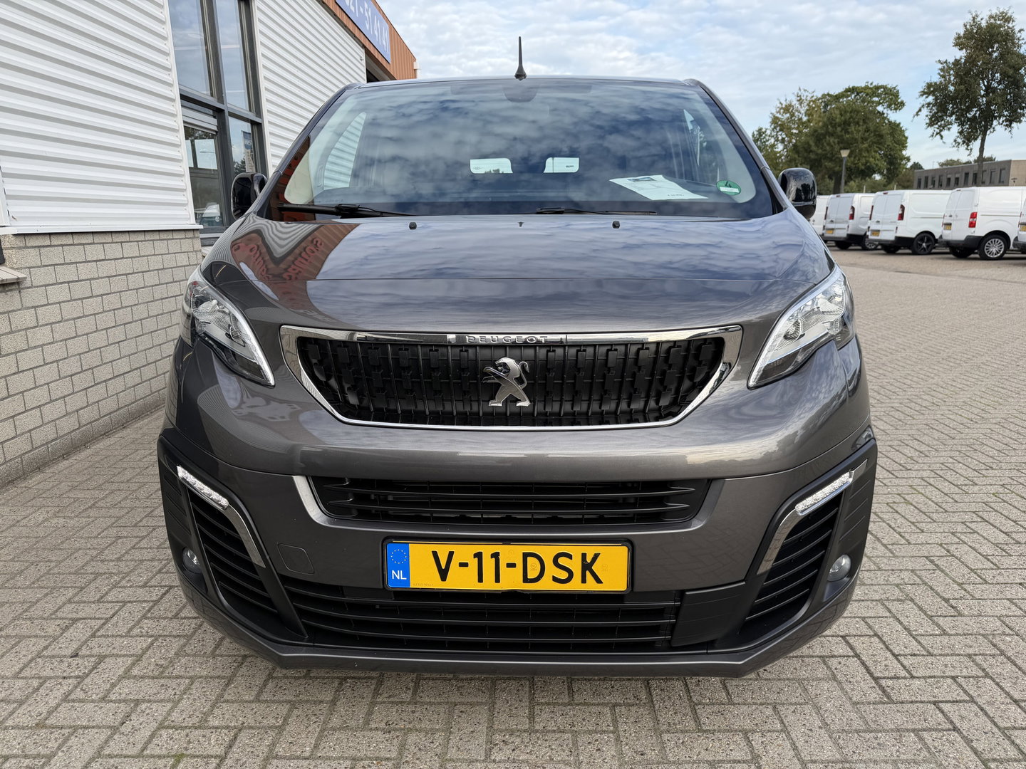 Peugeot Expert 2.0 BlueHDI 145pk automaat S&S L2H1 / vaste prijs rijklaar € 19.950 ex btw / euro 6 / bpm vrij / lease vanaf € 336 / grijs metallic / achteruit rijcamera / trekhaak 2300 kg !