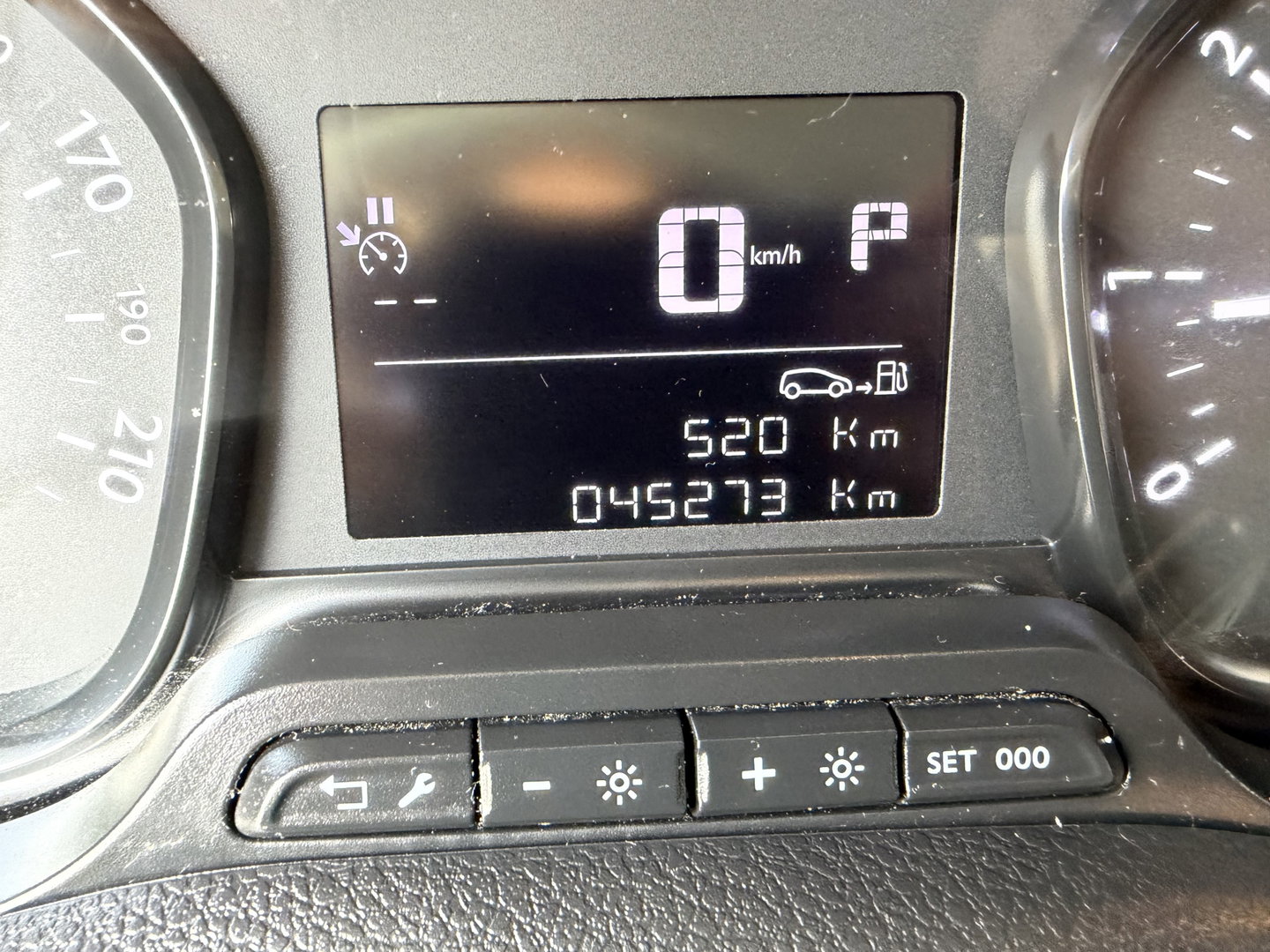 Peugeot Expert 2.0 BlueHDI 145pk automaat S&S L2H1 / vaste prijs rijklaar € 19.950 ex btw / euro 6 / bpm vrij / lease vanaf € 336 / grijs metallic / achteruit rijcamera / trekhaak 2300 kg !