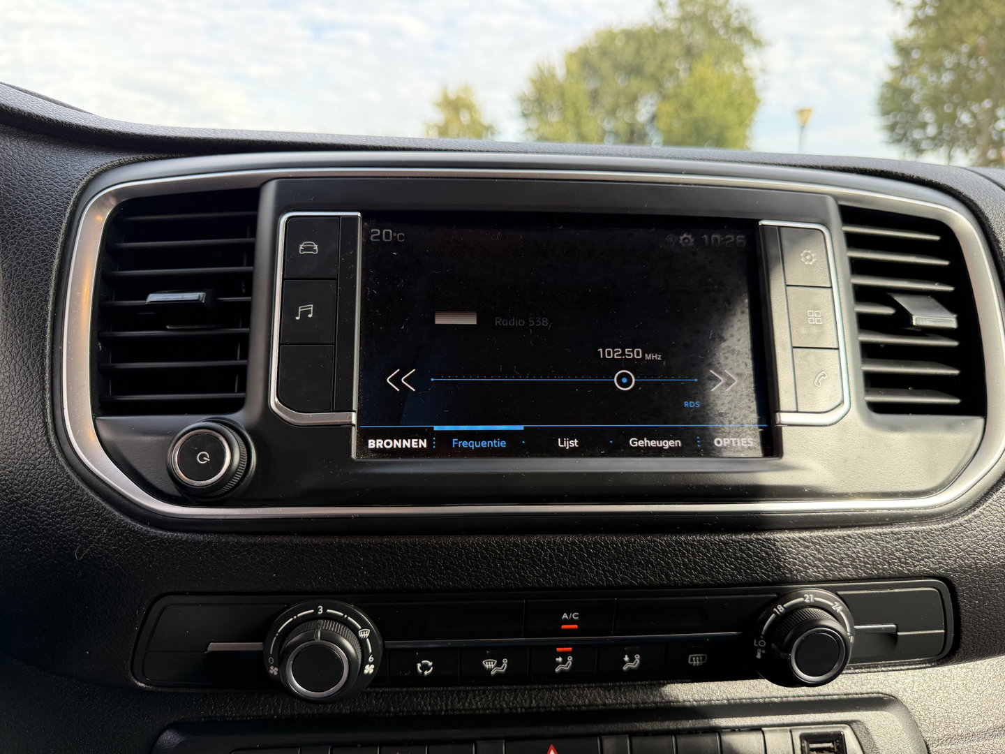 Peugeot Expert 2.0 BlueHDI 145pk automaat S&S L2H1 / vaste prijs rijklaar € 19.950 ex btw / euro 6 / bpm vrij / lease vanaf € 336 / grijs metallic / achteruit rijcamera / trekhaak 2300 kg !