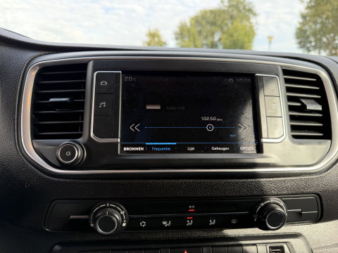 Peugeot Expert 2.0 BlueHDI 145pk automaat S&S L2H1 / vaste prijs rijklaar € 19.950 ex btw / euro 6 / bpm vrij / lease vanaf € 336 / grijs metallic / achteruit rijcamera / trekhaak 2300 kg !