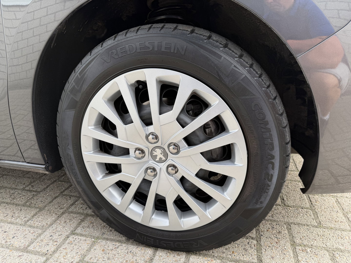 Peugeot Expert 2.0 BlueHDI 145pk automaat S&S L2H1 / vaste prijs rijklaar € 19.950 ex btw / euro 6 / bpm vrij / lease vanaf € 336 / grijs metallic / achteruit rijcamera / trekhaak 2300 kg !