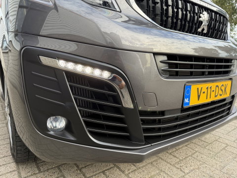 Peugeot Expert 2.0 BlueHDI 145pk automaat S&S L2H1 / vaste prijs rijklaar € 19.950 ex btw / euro 6 / bpm vrij / lease vanaf € 336 / grijs metallic / achteruit rijcamera / trekhaak 2300 kg !